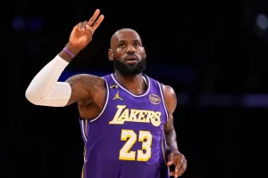 LeBron James dice que no está listo para revelar una decisión sobre su futuro, no da pistas
