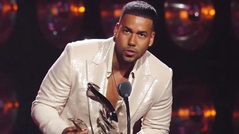 Momento en que Romeo Santos gana el Premio Lo Nuestro como Artista Tropical del Año