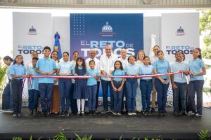 Presidente Abinader inaugura techado deportivo-escolar que beneficiará a más de 600 estudiantes de la Escuela Narciso Alberti, en el municipio de Cevicos