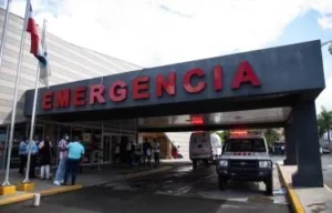 Hombre ingresa al hospital Darío Contreras y mata a mujer e hiere a otra