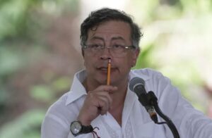 Petro le pide a Trump no intervenir en la campaña electoral colombiana