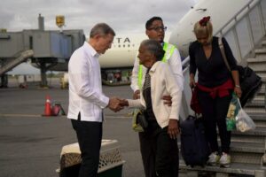 Llegan al país 55 dominicanos repatriados desde Venezuela tras los terremotos