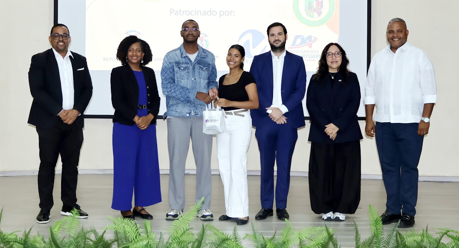 Exposición de la UCSD destaca el talento estudiantil y la riqueza cultural de Peravia