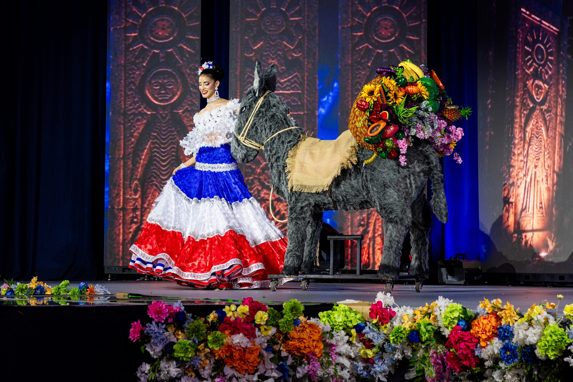 Alana Chalas Perdomo rinde homenaje a la marchanta criolla con un traje típico inspirado en San José de Ocoa