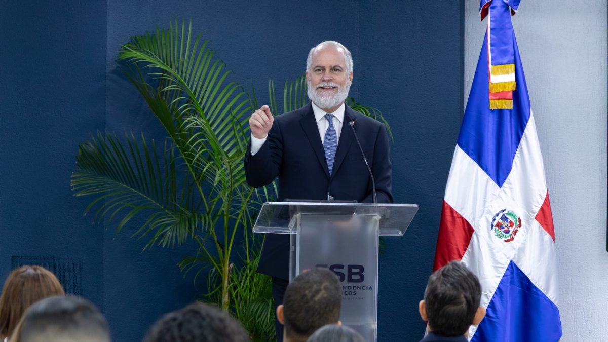 Alejandro Fernández W. renuncia a la Superintendencia de Bancos