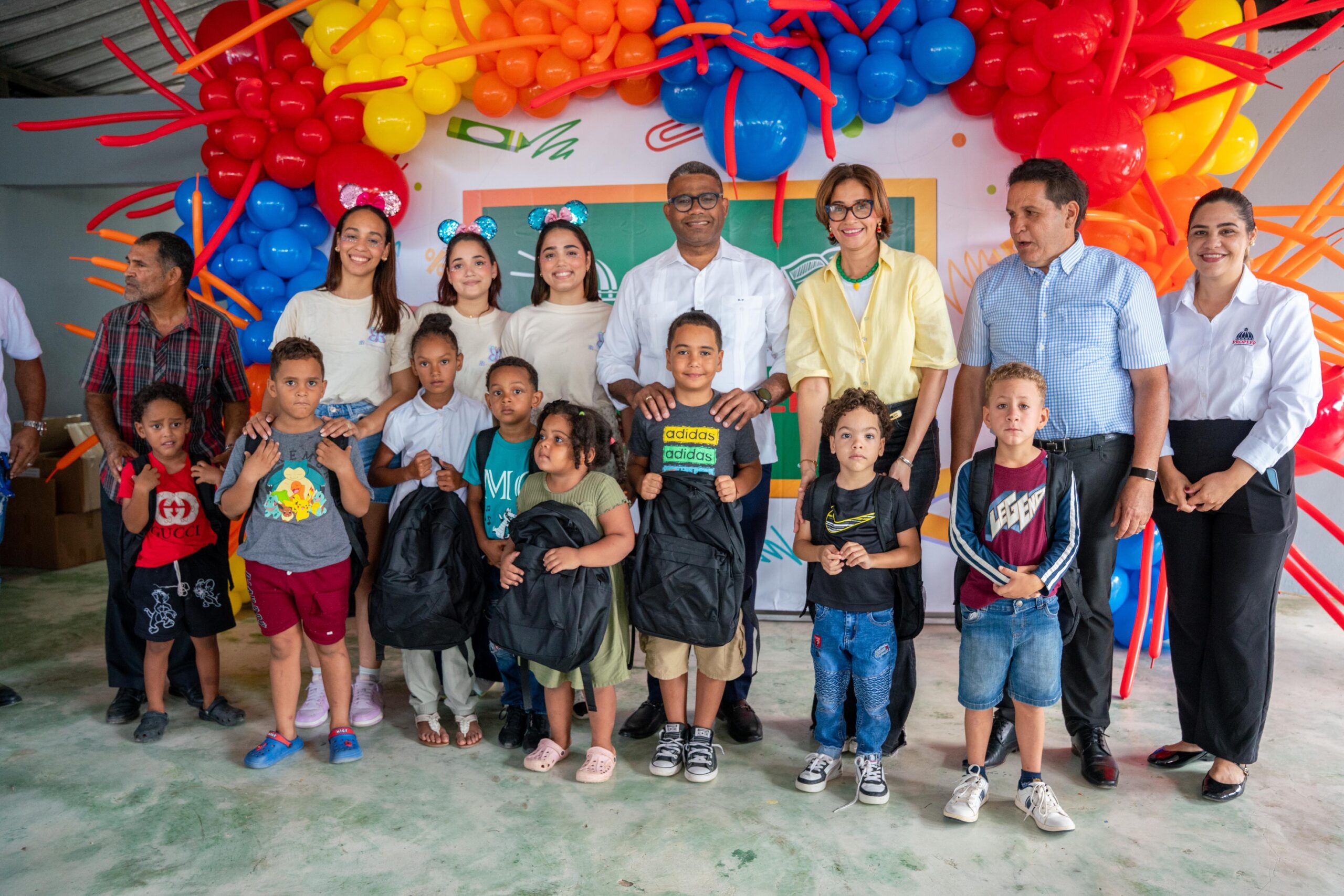 Arranca “A la Escuela con Propeep” en El Caimito, La Vega