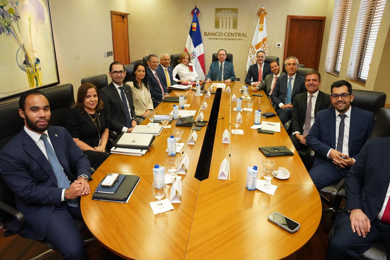 Héctor Valdez Albizu recibe a ejecutivos regionales de Bladex