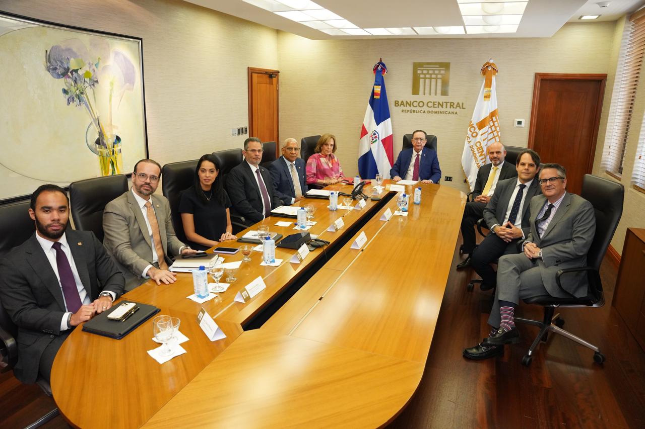 Gobernador Valdez Albizu recibe a representantes de J.P. Morgan