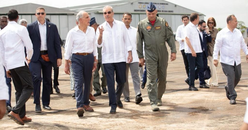 Abinader muestra a presidente de Honduras avances de la industria militar dominicana