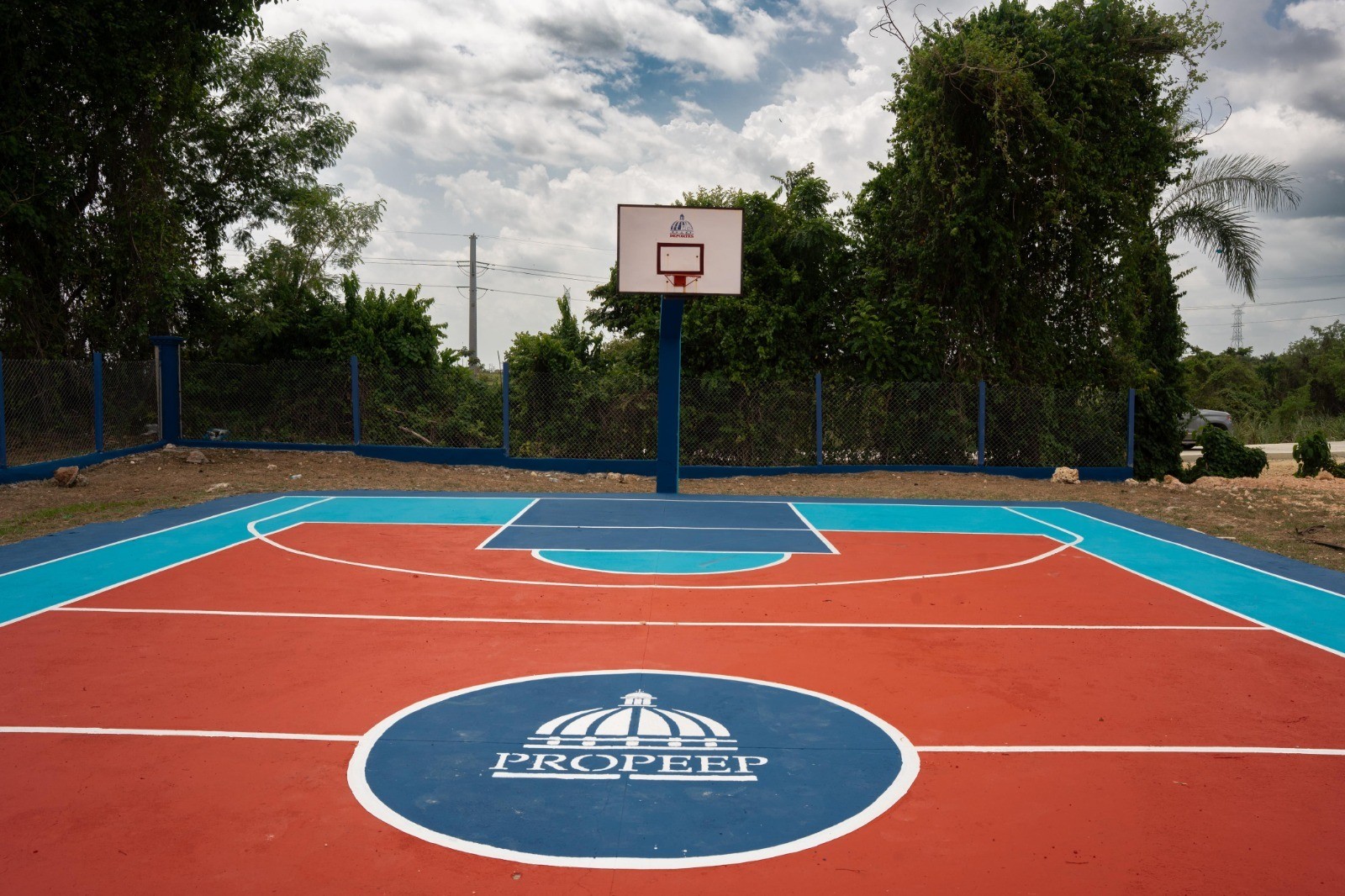 Propeep impulsa plan para acondicionar canchas de baloncesto y espacios deportivos en comunidades vulnerables