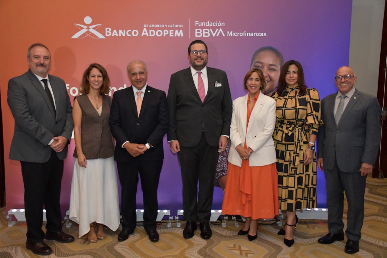 Banco ADOPEM destaca que el 70 % de sus clientes que ingresaron en situación de pobreza logra superarla tras tres años