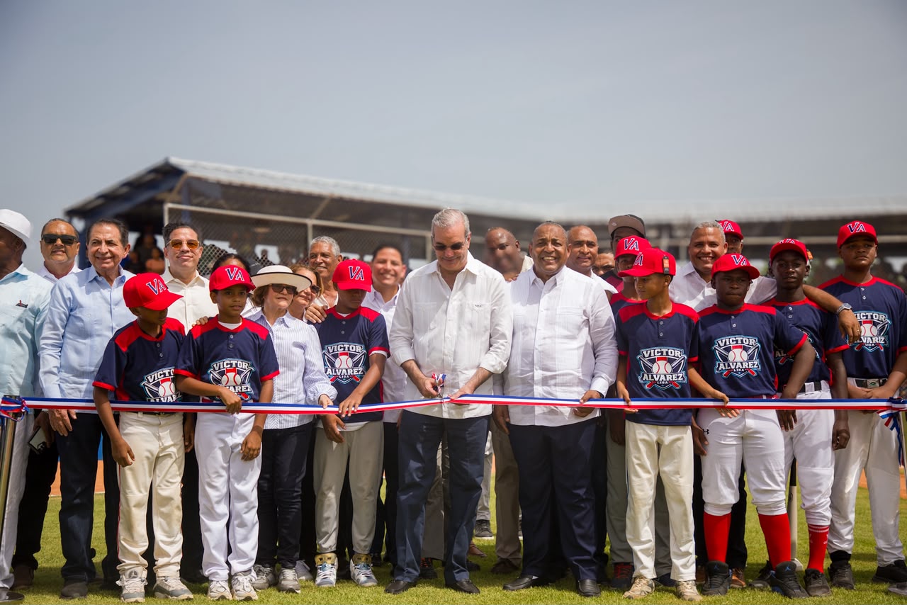 Abinader inaugura campo de béisbol Nelson Mateo en Peravia tras 26 años de espera