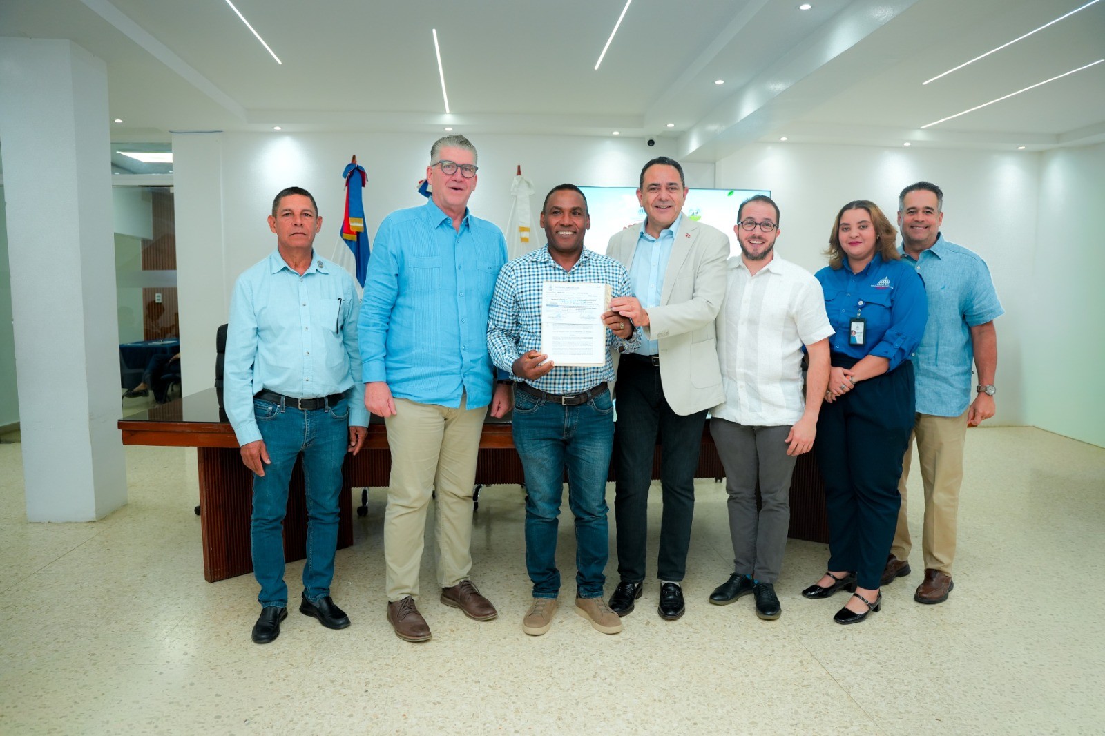 Gobierno entrega RD$30 millones en bonos para tecnificar riego a 17 productores de leche
