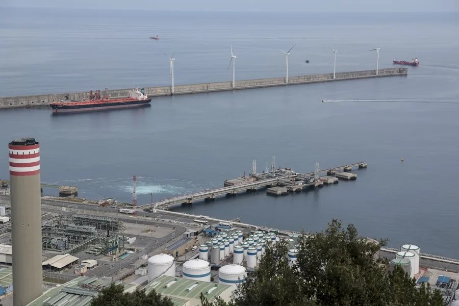 El petróleo brent se da la vuelta, sube el 0,26 % y de nuevo el barril en los 102 dólares