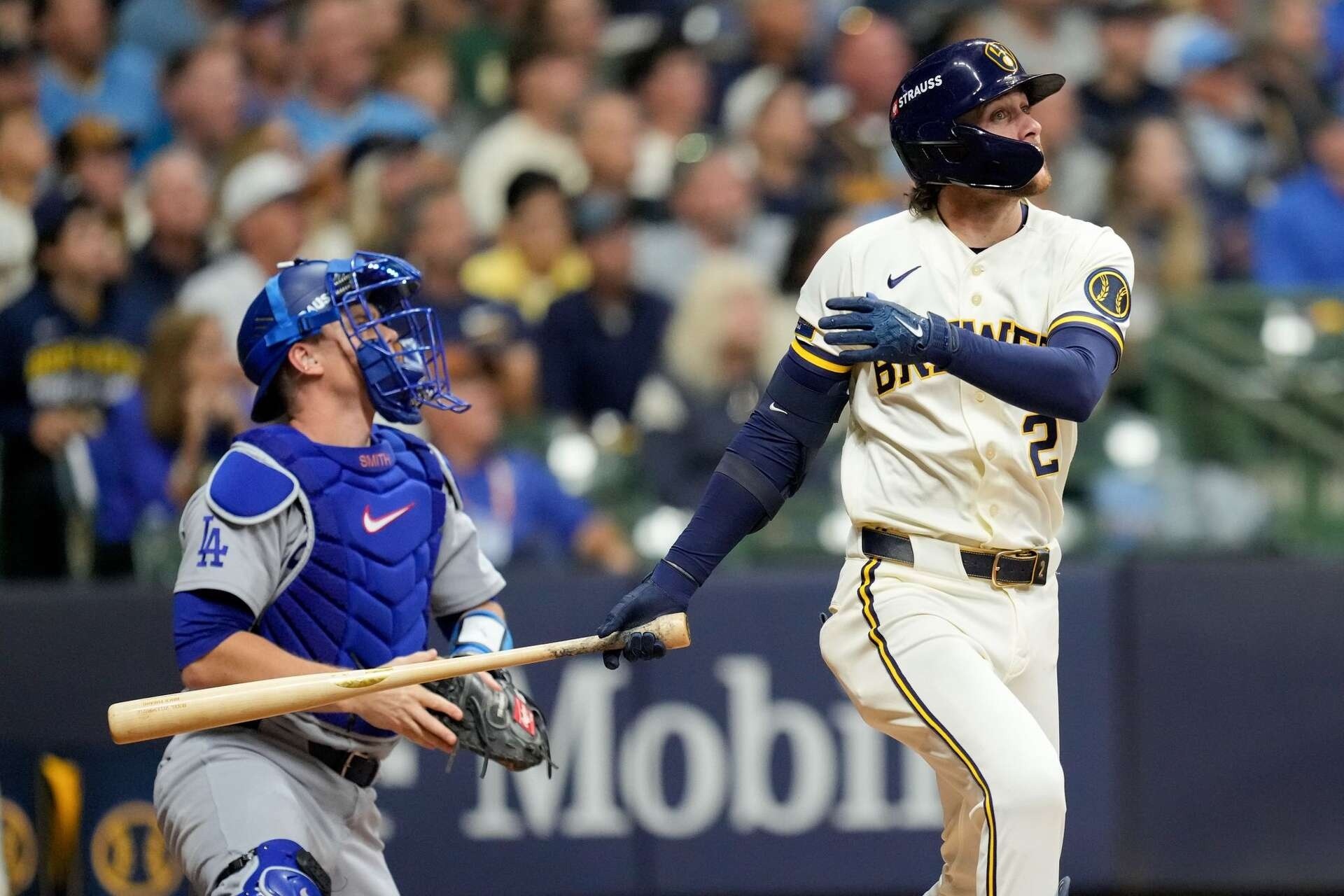 Turang pega jonrón y Milwaukee vence 2-1 a Dodgers en priemer juego de SCLN