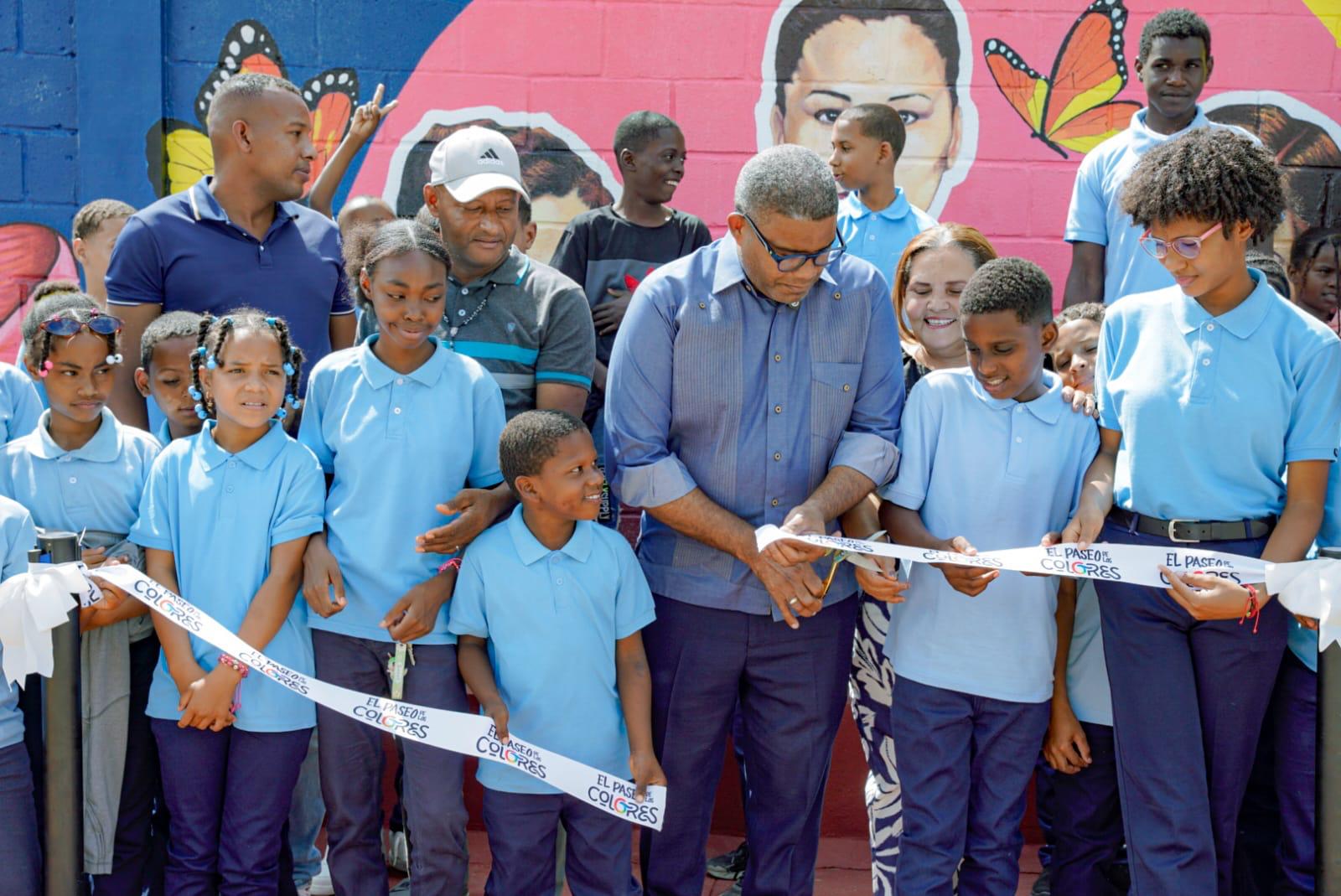 Robert Polanco supervisa terminación de Plaza Comunitaria en Bánica; entrega canchas y Paseos de los Colores en Elías Piña y San Juan